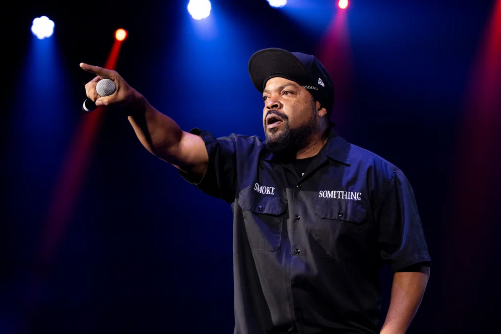 作为一位非常成功的嘻哈艺术家、演员、制片人和企业家，我们来回答 Ice Cube 2024 年的净资产是多少。